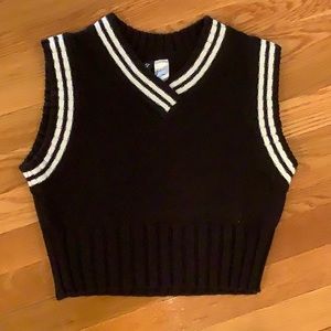 Cropped V-neck black and white sweater vest